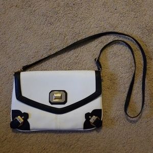 💋 White and black purse